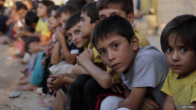 yazidi children wait for aid in dohuk 25 August 2014