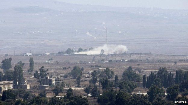 Smoke rises from a UN base in the Golan Heights demilitarised zone (1 September 2014)