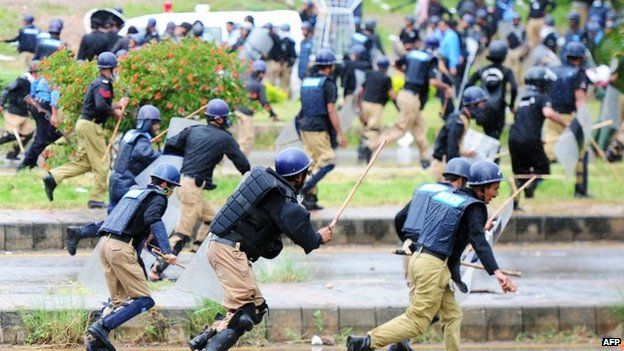 Pakistani police run from opposition protesters