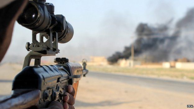 A member of the Iraqi Shiite militia, Kataib Hezbollah (Hezbollah Brigades), aims his rifle during fighting against Islamic State (IS) fighters, in Amerli town (1 September 2014)