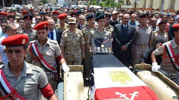 Egyptian soldiers and mourners walk with the coffin of Brig-General Amro Fathi Saleh al-Imara in Mansoura (26 July 2014)