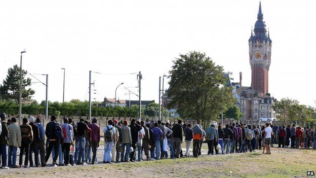 Migrants queue for food in Calais, France (5 August 2014)