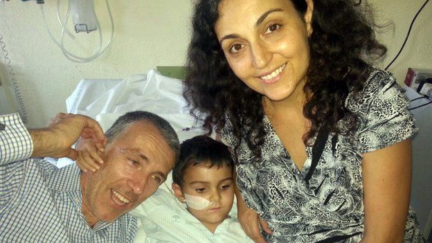 Ashya King with his father Brett and mother Naghemeh in the hospital in Malaga