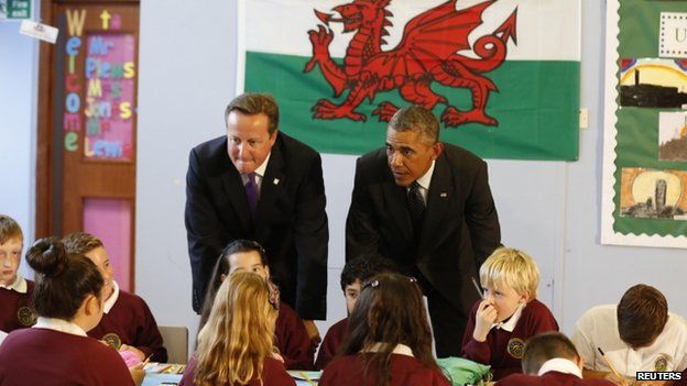 David Cameron (L) and Barack Obama visit a school in Newport (4 September 2014)