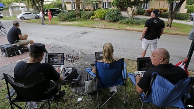 Members of the media outside the home of Arthur B Sotloff and Shirley Sotloff, the parents of American freelance journalist Steven Sotloff, in Pinecrest, Florida (3 September 2014)