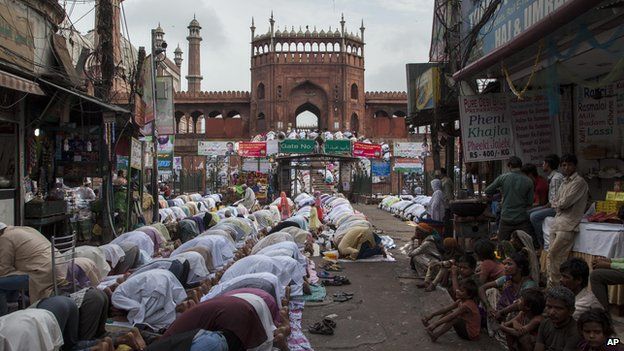 Indian Muslims praying outside Jama Mosque in new Delhi 29 July 2014