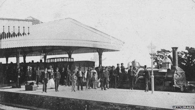 Пассажиры поезда викторианской эпохи в 1869 году