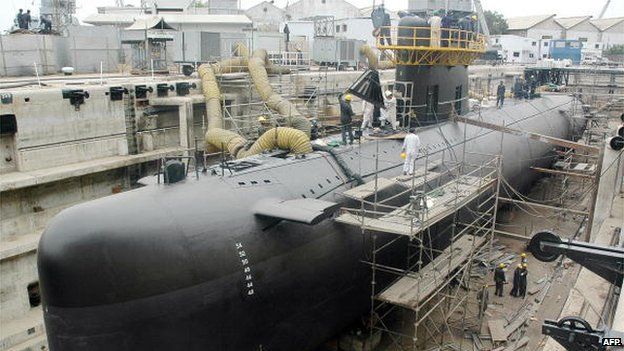 Pakistani navy personnel give final touches to the third Agosta 90 B Submarine named as Hamza at Pakistan Navy Dockyard in Karachi, 10 July 2006.