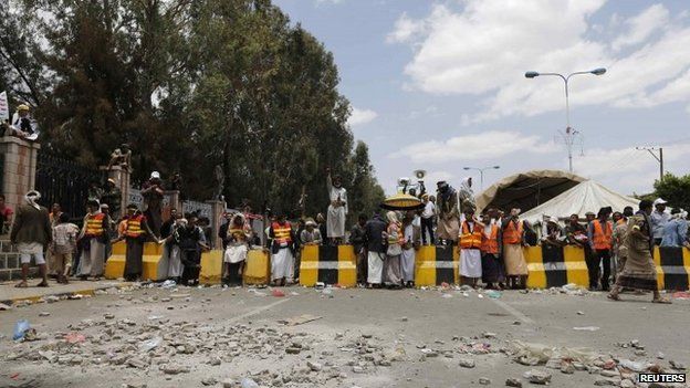 Shia Houthi protesters block the main road leading to the airport in Sanaa (8 September 2014)