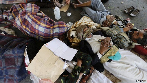Followers of the Shia Houthi movement sleep in a makeshift tent camp on main road leading to the airport in Sanaa (8 September 2014)