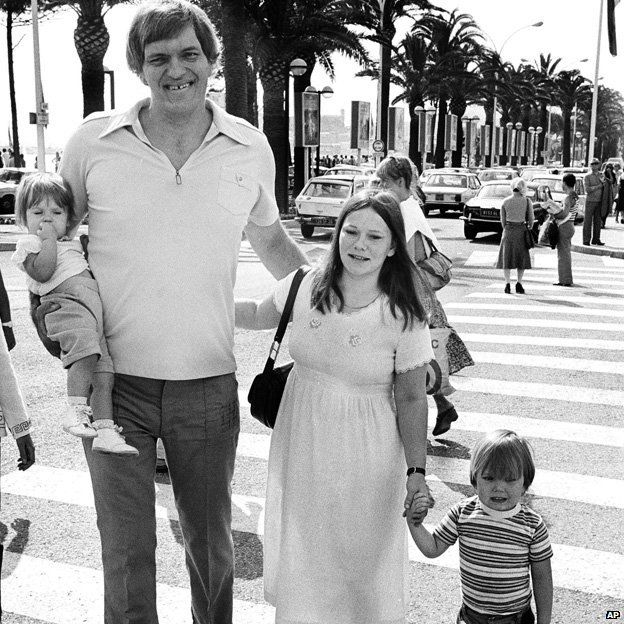 Richard Kiel, with his wife Diane and children Richard and Jennifer
