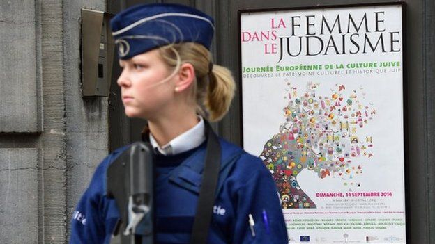 A policewoman guards the Brussels Jewish Museum (9 Sept 2014)