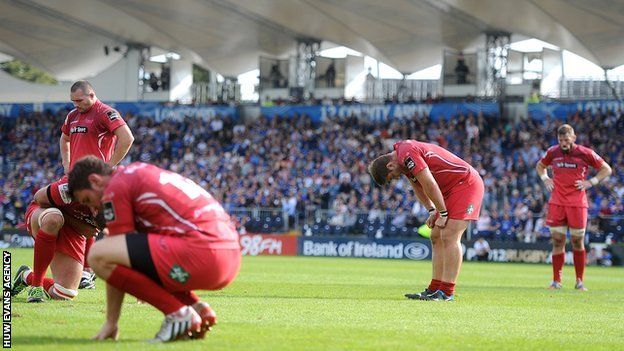 Scarlets players look dejected after defeat against Leinster