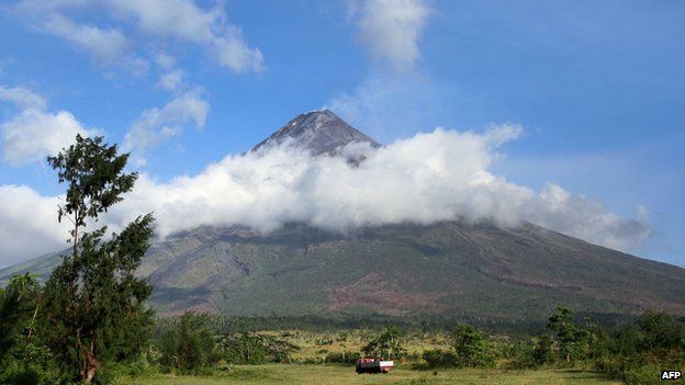 Mayon volcano spews a small amount of white smoke as seen from Legaspi City, Albay province, southeast of Manila on 16 September, 2014