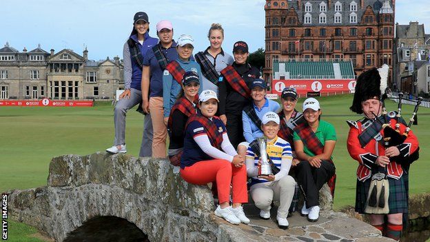 Women golfers at St Andrews