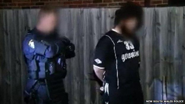 Terror suspect under arrest in Sydney (18 September 2014)