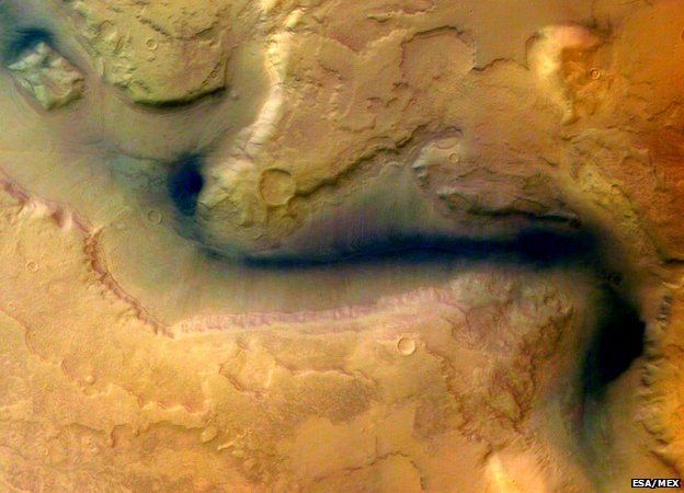 Reull Vallis channel on Mars as seen by ESA's Mars Express in 2004 (False colour)