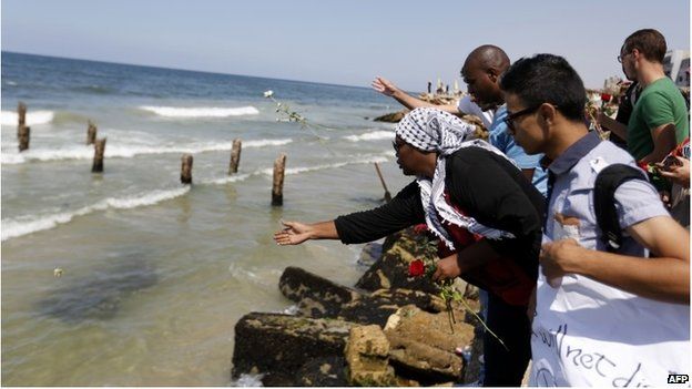 Gazans throw roses into the sea in Gaza City 18 September 2014