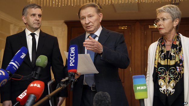 From left, Russian Ambassador to Ukraine Mikhail Zurabov, former Ukrainian President Leonid Kuchma and the Organization for Security and Cooperation in Europe (OSCE) envoy Heidi Tagliavini, meet with the media after peace talks in Ukraine in Minsk, Belarus, early Saturday, Sept. 20, 2014