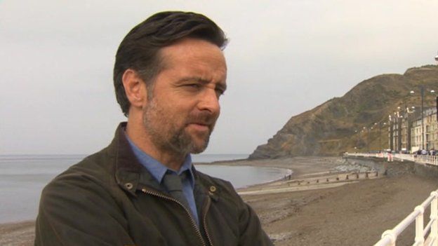 Richard Harrington, DCI Mathias yn Y Gwyll