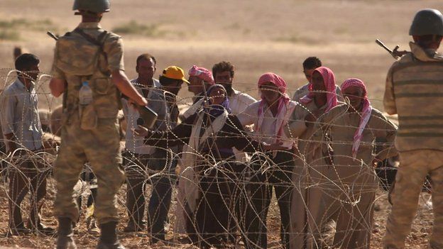 Turkish troops face Kurdish refugees at border (21/09/14)