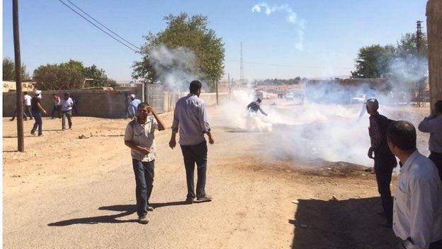 Tear gas fired by Turkish police at Syrian border (21/09/14)