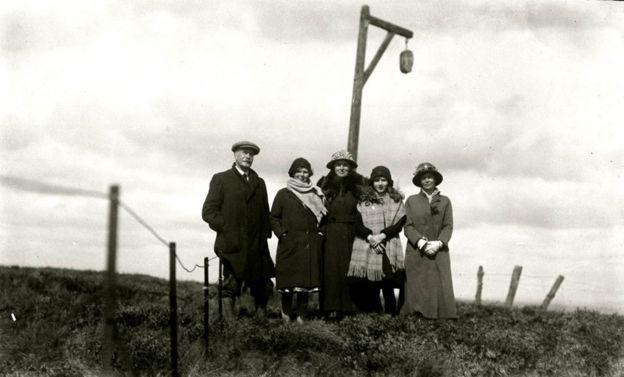 Day Out At The Gallows And Other Bygone Photographic Oddities Bbc News 9014