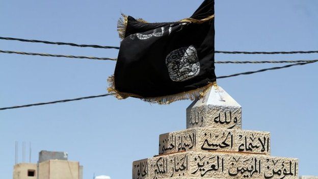 A black jihadist flag used by Islamic State flies in the main square in the Jordanian town of Maan (4 July 2014)