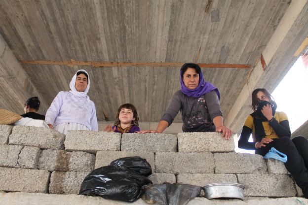 Yazidi women and children who have taken refuge in an abandoned building - 23 September 2014