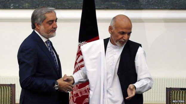 Afghan rival presidential candidates Abdullah Abdullah (L) and Ashraf Ghani shake hands after signing agreements for the country's unity government in Kabul (21 September 2014)