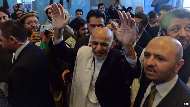 Afghan President-elect Ashraf Ghani (C) gestures as he arrives during a gathering in Kabul (22 September 2014)