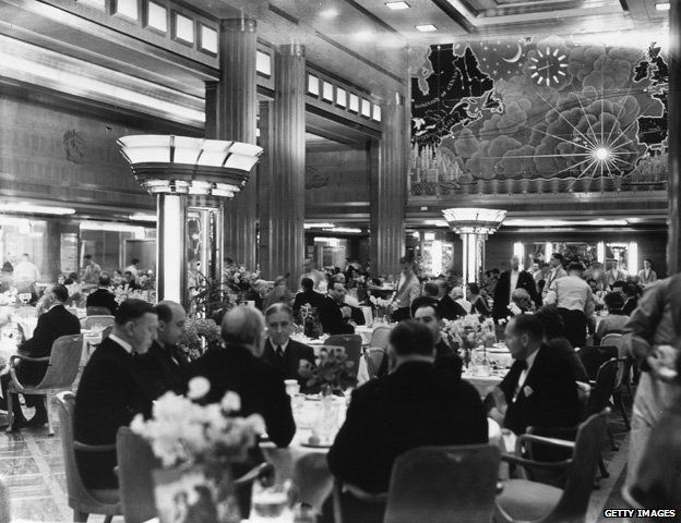 Dining aboard the Queen Mary's maiden voyage