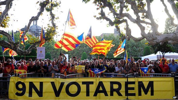 Supporters of independence wave flags in Catalonia (19 Sept 2014)