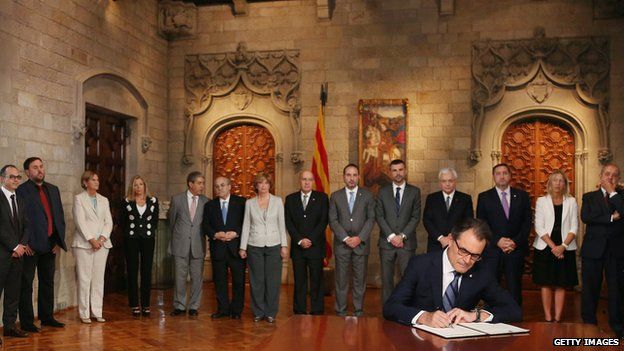 Artur Mas signed the decree in a short and symbolic ceremony