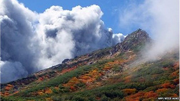 Smoke from the eruption rises from Mount Ontake (27 September 2014)