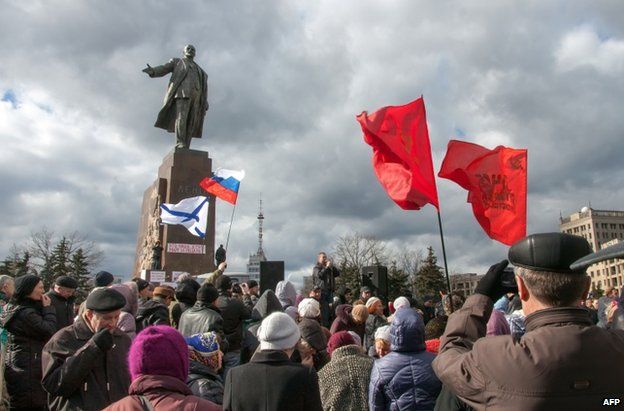 Pro-Russian demonstrators rally at the Lenin statue in Kharkiv, 16 March 2014