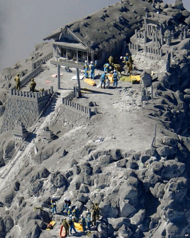 Rescue workers on Mount Ontake (29 Sept)
