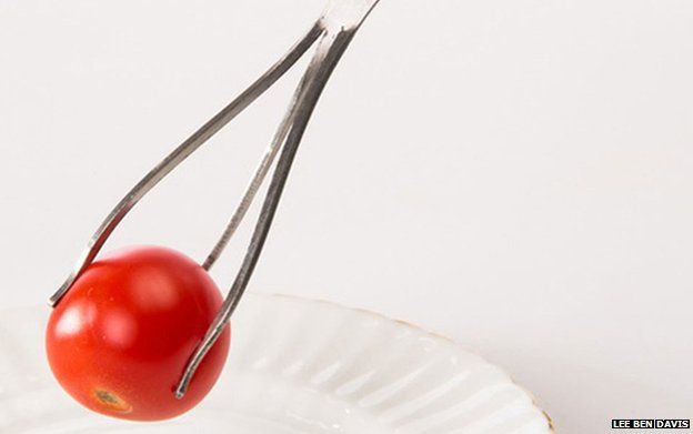 A device for eating cherry tomatoes