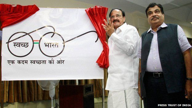 Indian ministers launch the logo of Swachh Bharat Campaign
