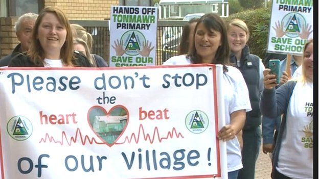 Protest yn erbyn cau'r ysgolion