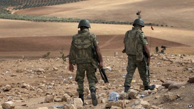 Turkish soldiers patrol at the Syria Syria border near Suruc, Turkey (30 September 2014)