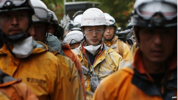 Firefighters come down from Mount Ontake at Otaki village at Nagano prefecture on 2 October 2014, five days after the volcano erupted
