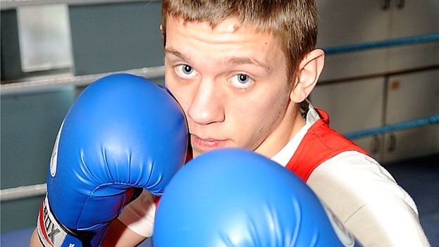 Port Talbot boxing champion Thomas Hoar dies from cancer at 22 - BBC News