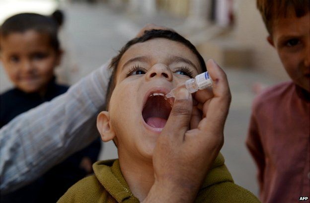 A Pakistani child receives a polio vaccination drops from a health worker in Rawalpindi - 8 April 2014