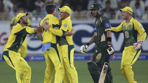 Australia celebrate the wicket of Shahid Afridi