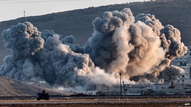 Smoke rises during airstrikes on the Syrian town of Kobane (8 October 2014)