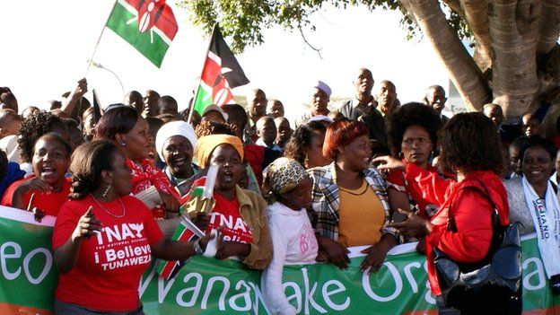 Crowds welcoming home Uhuru Kenyatta