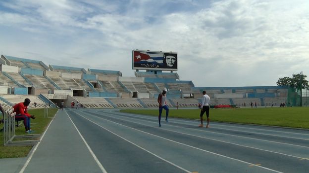 Cuban athletes face hurdles on road to sporting glory - BBC News