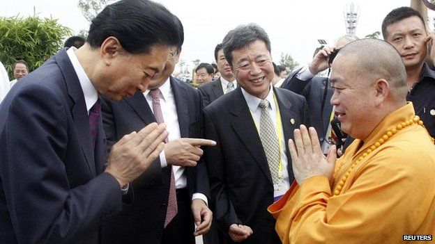 Former Japanese Prime Minister Yukio Hatoyama (L) is introduced to Buddhist abbot Shi Yongxin (R) of the Shaolin Temple during a meeting at the 2014 Songshan Forum, in Dengfeng, Henan province August 23, 2014.