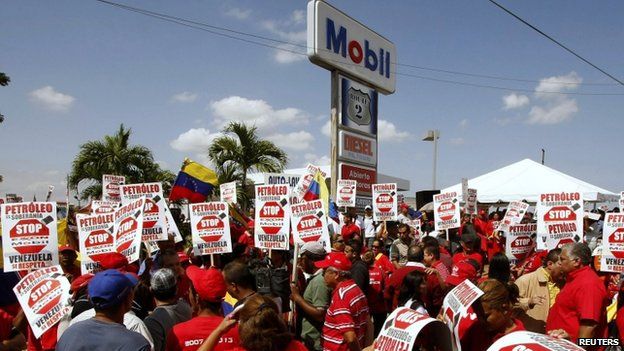Venezuelan protestors outside an Exxon Mobil petrol station in 2008